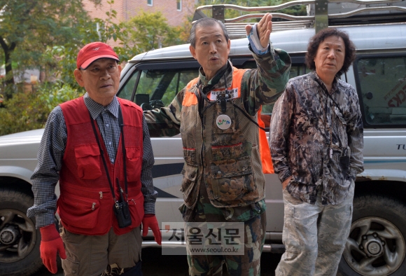 엽사들이 멧돼지 사살 작전을 짜고 있다. 박지환 기자 popocar@seoul.co.kr