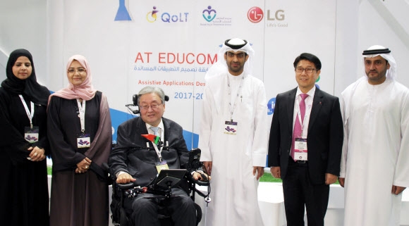 LG전자가 지난 17일(현지시간) 아랍에미리트(UAE) 두바이에서 UAE 장애인단체와 프로그램 상호협력을 위한 양해각서(MOU)를 맺은 뒤 참석자들이 기념 촬영을 하고 있다. 왼쪽 세 번째부터 이상묵 서울대 지구환경과학부 교수, 알 카시미 샤르자 UAE 왕자, 최용근 LG전자 걸프법인장. LG전자 제공