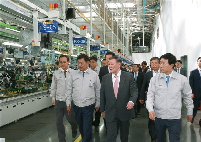 정몽구(오른쪽 두 번째) 현대자동차그룹 회장이 지난 18일 중국 창저우 공장 준공식 직후 임원들과 함께 내부를 둘러보며 생산 품질을 점검하고 있다. 현대차그룹 제공
