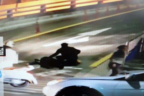 19일 오후 6시 30분쯤 서울 강북구 번동 오패산 터널 앞에서 폭행 용의자 성모씨가 쏜 총에 맞은 김창호 경위가 쓰러져 있다. 연합뉴스