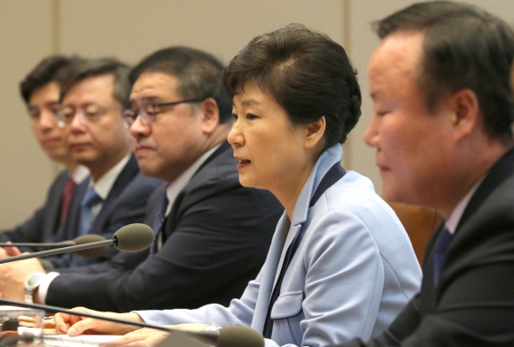 수석 비서관회의 주재하는 박 대통령