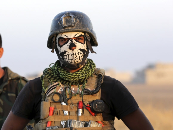 20일(현지시간) 이라크 정예 대테러 부대원이 모술 근처에서 해골 마스크를 쓴 채 포즈를 취하고 있다. 이라크군이 이슬람국가(IS)가 장악한 도시 모술로 진격하면서 IS 지도자들이 모술을 빠져나가고 있다고 밝혔다. AP 연합뉴스