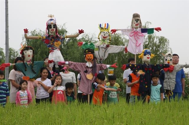 지난해 열린 ‘허수아비와 함께하는 텃밭 작은 콘서트’에 참석한 어린이들이 허수아비 곁에서 활짝 웃고 있다. 강서구 제공
