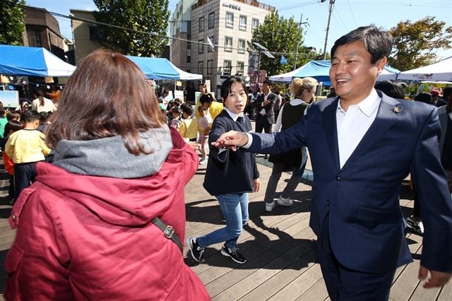김영배(오른쪽) 성북구청장이 지난 10일 열린 마을민주주의 축제에서 주민들과 함께 포크댄스를 추고 있다. 성북구 제공