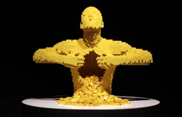 19일(현지시간) 이탈리아 밀라노에서 열린 네이선 사와야의 레고 작품 전시회 ‘The Art of the Brick’에 1만 1014개의 레고 블록으로 만든 작품 ‘옐로(Yellow)’가 전시되어 있다.  AP 연합뉴스