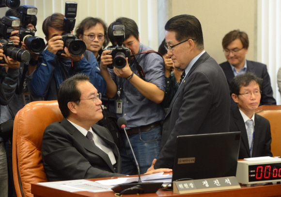 이야기를 나누고 있는 정진석 국회 운영위원장과 박지원 국민의당 비대위원장.