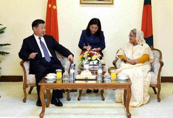 중국 국가수반으로서 30년 만에 방글라데시를 국빈 방문한 시진핑(왼쪽) 국가주석이 지난 14일 수도 다카에서 셰이크 하시나 방글라데시 총리와 정상회담을 갖고 경제협력 등 양국 간의 현안에 대해 의견을 나누고 있다. 서울신문 DB