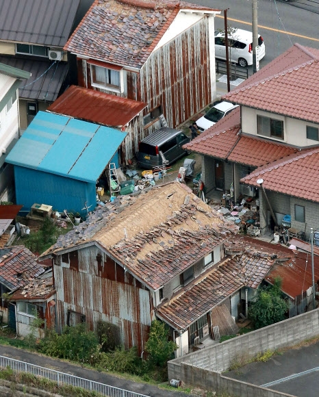 일본 돗토리현 규모 6.6 지진…무너져 내린 지붕 타일
