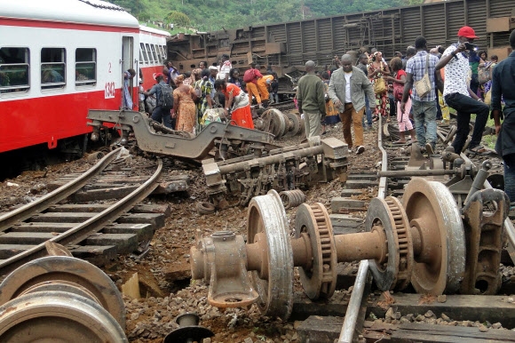 21일(현지시간) 카메룬 에세가 지역에서 기차가 탈선해 승객들이 대피하고 있다. 이 사고로 최소 53명이 숨졌고 300명 가량이 다쳤다. AFP 연합뉴스