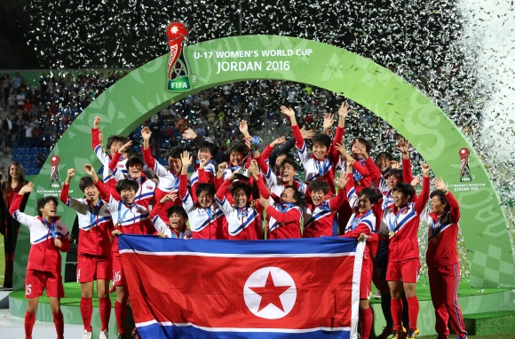 북한이 21일(현지시간) 요르단 인터내셔널 스타디움에서 열린 2016 FIFA(국제축구연맹) U-17 여자월드컵 결승전에서 승부차기 끝에 일본을 5-4로 제압하고 우승컵을 들어 올렸다. EPA 연합뉴스