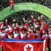 [포토] U-17 우승컵 들어올린 북한 여자축구팀