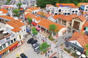 [이슈&이슈] 주민 “투기사업 변질” 郡 “관광 발전 공익”… 유럽풍 마을 좌초되나