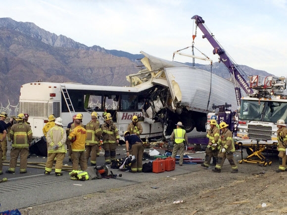 23일(현지시간) 미국 캘리포니아주 팜스프링스 인근 고속도로에서 관광버스가 트럭 트레일러를 추돌, 최소 13명이 숨지고 31명이 부상했다. AP 연합뉴스