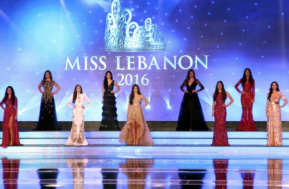 지난 22일(현지시간) 레바논 주니에 두 리반 카지노에서 열린 ‘2016 미스 레바논’ 선발대회에서 참가자들이 이브닝 드레스 자태를 뽐내고 있다. AFP 연합뉴스