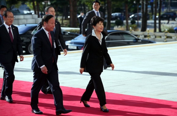 박근혜 대통령이 24일 오전 시정연설을 하기위해 국회에 도착해 본청으로 걸어가고 있다.  국회사진기자단