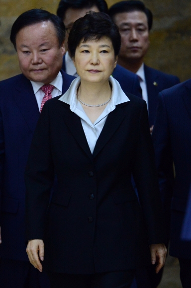 박근혜 대통령이 24일 시정 연설을 하기 위해 국회 본회의장으로 걸어가고 있다.  국회사진기자단