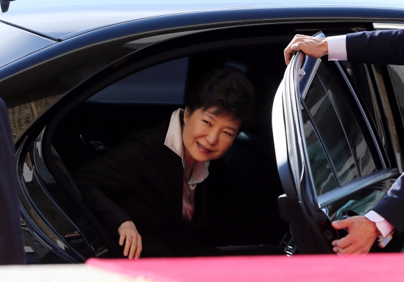 박근혜 대통령이 24일 오전 시정연설을 하기위해 국회에 도착해 차에서 내리고 있다. 2016. 10. 24 국회사진기자단