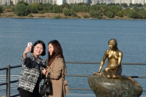 ‘코펜하겐 명물’ 인어공주 한강 풍경이 됐네