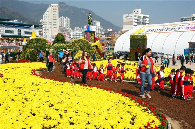 최근 마산가고파국화축제가 열린 경남 마산항 부두에서 관람객들이 축제를 즐기고 있다. 창원시 제공