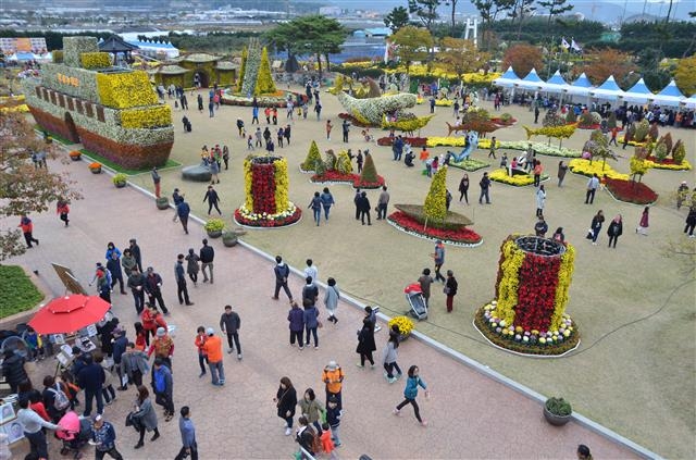 최근 경남 거제시농업개발원에서 열린 거제섬꽃축제장에 전시된 국화 조형물을 관광객들이 구경하고 있다. 거제시 제공