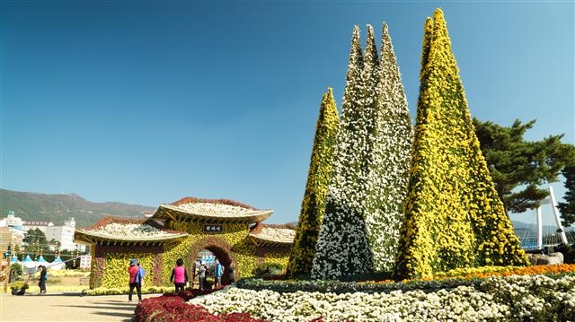 거제섬꽃축제장에 전시된 국화 조형물. 거제시 제공