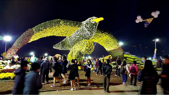 마산항 부두에 설치된 국화 조형물. 창원시 제공