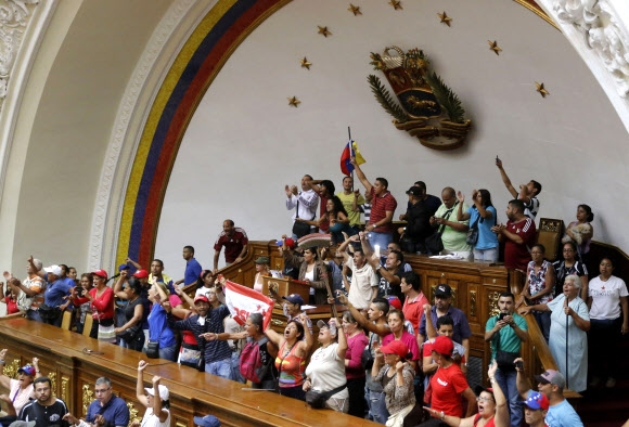 “대통령 국민소환 막아라”… 베네수엘라 의사당 점거 