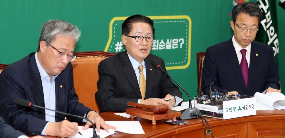 국민의당 박지원 비상대책위원장이 25일 국회에서 열린 원내대책회의에서 발언하고 있다.  연합뉴스