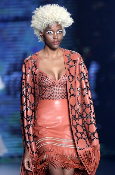 24일(현지시간) 브라질 상파울루에서 열린 상파울루 패션위크에서  모델이 패트리샤 비에라 컬렉션 의상을 선보이고 있다. AP 연합뉴스