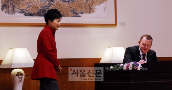 박근혜 대통령이 25일 오전 청와대에서 라스무센 덴마크 총리가 방문록에 서명하는 것을 바라보고 있다.  안주영 기자 jya@seoul.co.kr