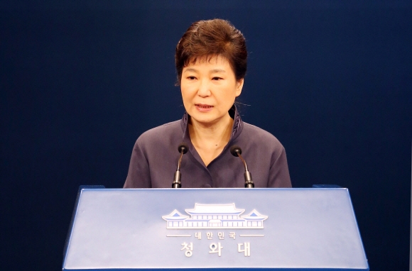 박근혜 대통령이 25일 오후 청와대 춘추관에서 연설문 유출과 관련 대국민 사과 기자회견을 하고 있다. 안주영 기자 jya@seoul.co.kr