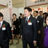 채용박람회 둘러보는 정용진 부회장