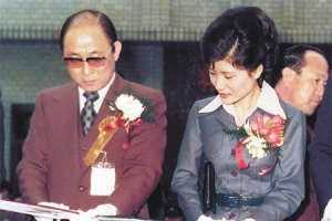 최태민 아들 “아버지, 쓰고 남은 돈 박근혜 돌려주려다 독살” 파문