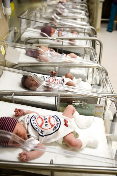 25일(현지시간) 미국 클리블랜드의 페어뷰 병원에서 태어난 아기들이 미국 프로야구 메이저리그팀 클리블랜드 인디언스를 응원하는 옷을 입고 있다. AP 연합뉴스