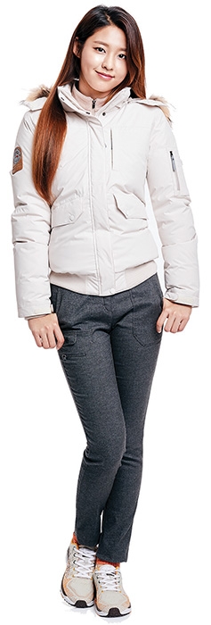 콜핑 모델 설현씨가 ‘네나나 자켓’을 입고 포즈를 취하고 있다. 콜핑 제공