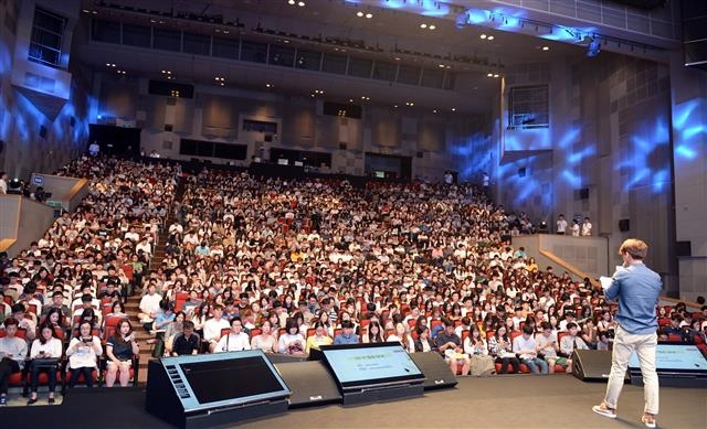 6월 부산 청춘문답 관객들은 스마트폰을 활용해 퀴즈쇼에 동참했다. 지금까지 6회 동안 7000여명의 관객들이 청춘문답에 참여했다. 삼성 제공