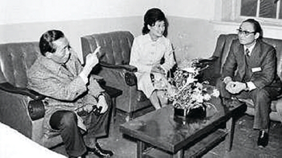 1976년 4월 박정희(왼쪽) 대통령이 당시 대한구국선교단 야간진료센터를 방문해 최순실씨의 아버지 최태민(오른쪽)씨와 얘기를 나누고 있다. 박근혜 대통령은 당시 대한구국선교단의 명예총재를 맡았다.