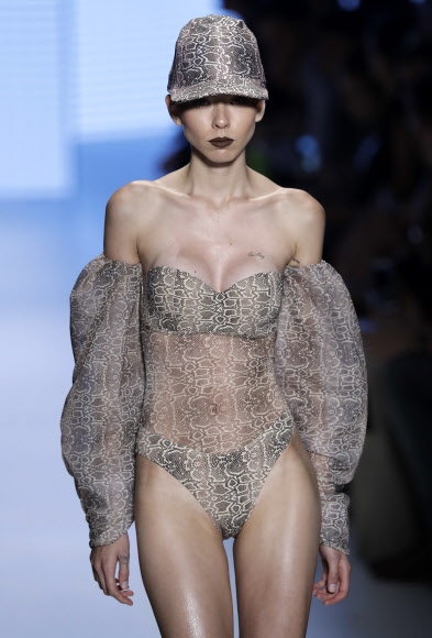 모델이 26일(현지시간) 브라질 상파울루에서 열린 상파울루 패션 위크 중 ‘아미르 슬라마(Amir Slama) 콜렉션’의 작품을 선보이고 있다. AP 연합뉴스