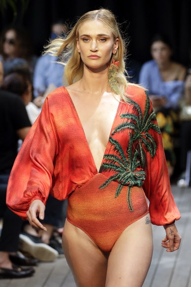 모델이 26일(현지시간) 브라질 상파울루에서 열린 상파울루 패션 위크 중 ‘아구아 데 코코(Agua de Coco) 콜렉션’의 작품을 선보이고 있다. AP 연합뉴스