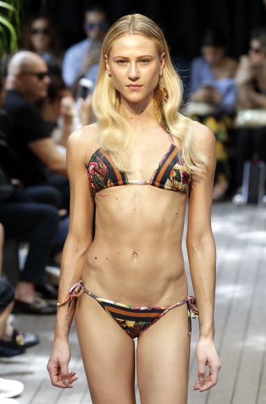 모델이 26일(현지시간) 브라질 상파울루에서 열린 상파울루 패션 위크 중 ‘아구아 데 코코(Agua de Coco) 콜렉션’의 작품을 선보이고 있다. AP 연합뉴스