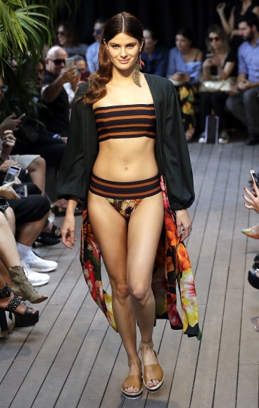 브라질 모델 이자벨리 폰타나가 26일(현지시간) 브라질 상파울루에서 열린 상파울루 패션 위크 중 ‘아구아 데 코코(Agua de Coco) 콜렉션’의 작품을 선보이고 있다. AP 연합뉴스