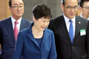 朴대통령 부산 방문…대학생 6명 “박근혜 하야하라” 기습 시위