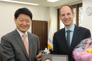 에릭 월시 주한 캐나다 대사 “중구 명예시민됐어요”