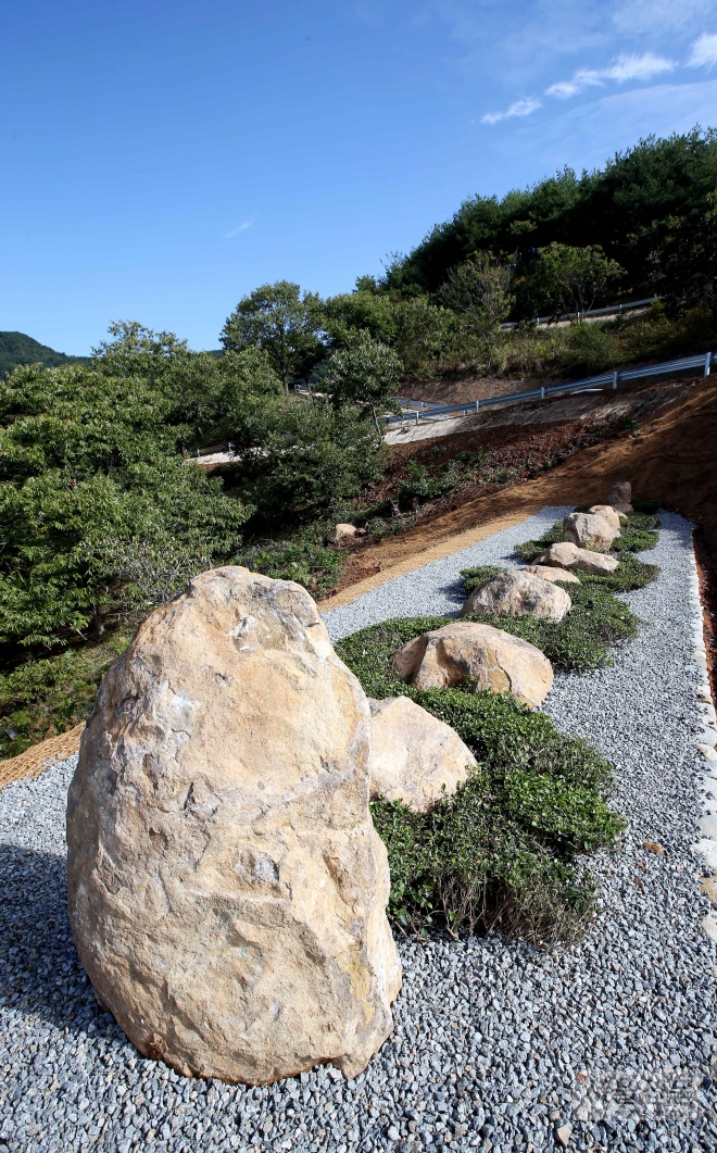 지리산국제환경생태예술제가 열리는 지리산생태아트파크에 설치된 크리스 드루리의 대지예술 작품. 하동군 제공