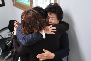 생후 6개월 헤어진 쌍둥이 자매 울산 경찰 도움 상봉