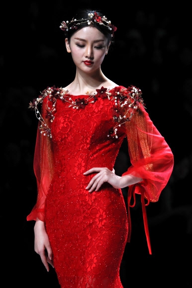 모델이 27일(현지시간) 중국 베이징 열린 메르세데스-벤츠 차이나 패션 위크 중 디자이너‘티사이 메이웨(Tsai Meiyue)’의 웨딩 드레스 작품을 선보이고 있다. AP 연합뉴스