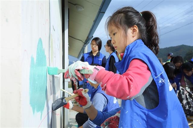 삼성물산 임직원들이 지난 22일 강원 홍천군 내촌면 물걸2리에서 벽화를 그리는 봉사활동을 하고 있다. 삼성물산 제공