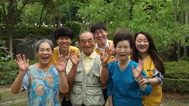 한국에너지공단 직원들이 다음달 에너지 바우처 신청을 앞두고 지역 주민들과 환하게 웃고 있다. 한국에너지공단 제공