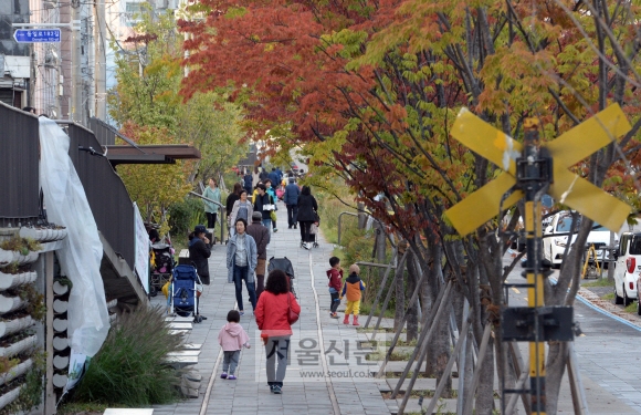 철길공원에는 그대로 둔 열차 신호등 같은 구조물은 이색적 볼거리로 주민들의 호응을 얻고 있다.  도준석 기자 pado@seoul.co.kr