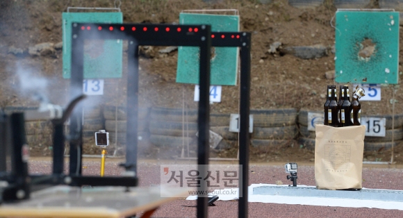 경찰이 27일 오후 서울 서초구 방배동 경찰특공대에서 진행한 ‘사제 총기 성능 검사’에서 성병대의 사제 총에서 발사된 총알이 맥주병의 병목을 날렸다. 도준석 기자 pado@seoul.co.kr